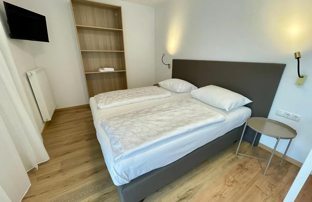 B&B Transit Rooms - Your Stopover, Free Parking-1